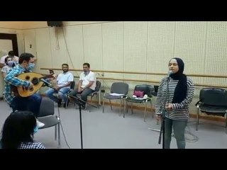 فتاة التين الشوكي تغني تمر حنة في أول بروفة لها بدار الأوبرا