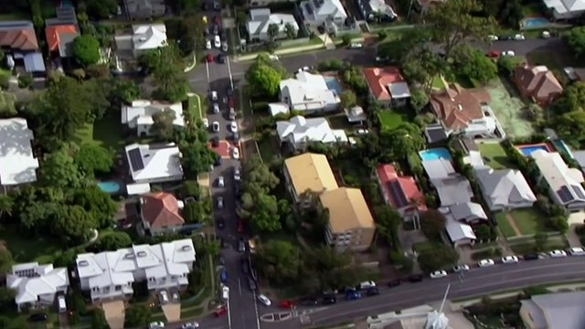 Queenslanders forced to beat the heat for hours to get COVID swab