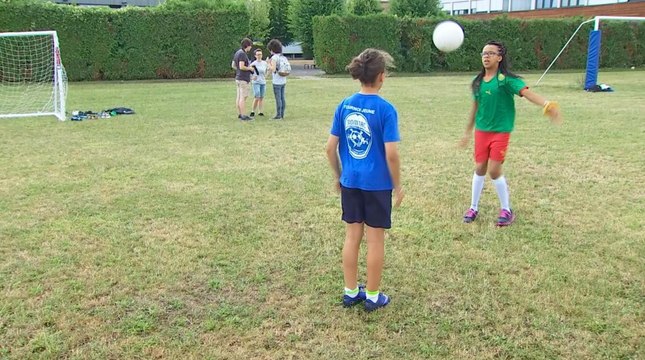 Exclu. 20 heures de TF1 : ces jeunes filles ont choisi une colonie de vacances... spéciale foot !
