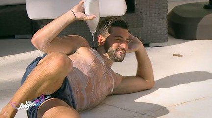 Anthony Matéo, aguicheur, prend une douche de lait