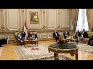 رئيس الدستورية العليا يسلم درع المحكمة لرئيس مجلس الشيوخ