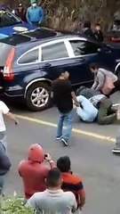 Pelea frente agentes de la PNC y la PMT en Patzicía