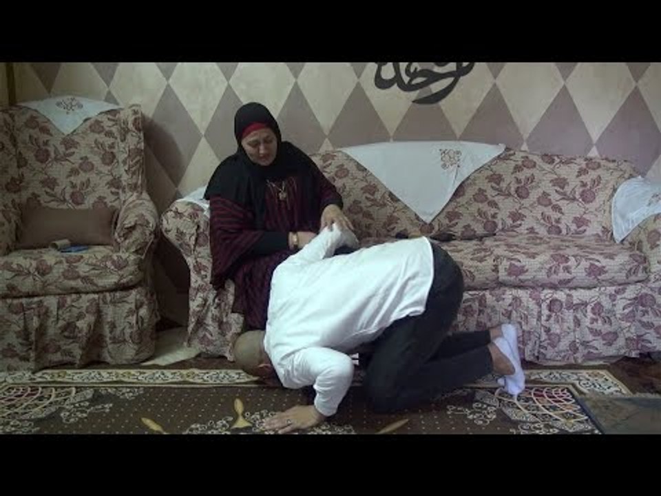والدة حارس الشرقية للدخان بعد تقبيل قدمها بالملعب: ربنا يسد شباكك