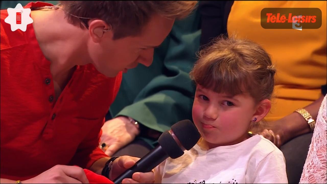 Cette petite fille dans le public de Slam parle de son amoureux et c'est trop mignon
