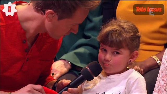 Cette petite fille dans le public de Slam parle de son amoureux et c'est trop mignon