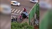 Vídeo: Vítimas são retiradas do carro após forte colisão entre Gol e C3; uma mulher passou mal após o acidente