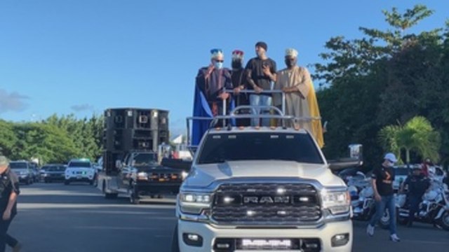 Rauw Alejandro llegó a repartir regalos con los reyes magos a Puerto Rico