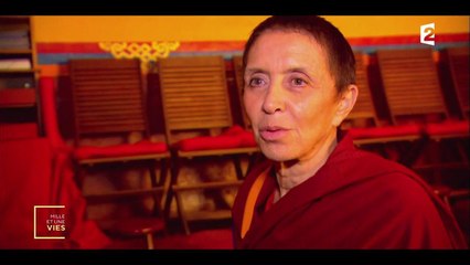 Découvrez les images du quotidien de Davina Delor devenue nonne bouddhiste !