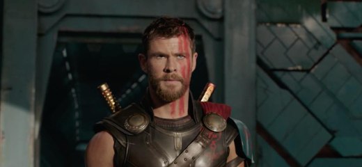 Thor Ragnarok : Le super-héros divin est de retour... avec les cheveux courts dans la première bande-annonce (VOST)
