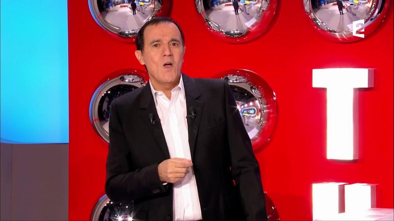 Thierry Beccaro fait deux blagues qui ne font rire personne (et c'est très gênant)