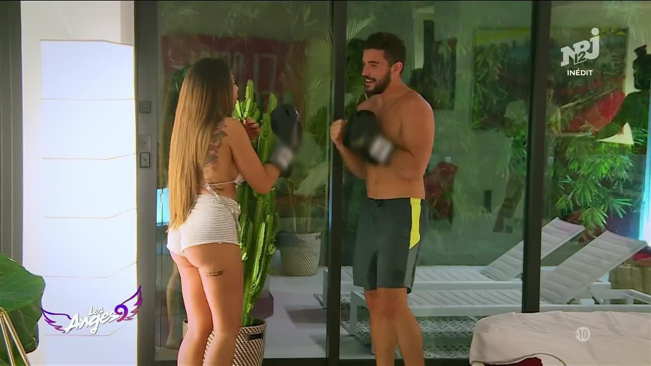 Les Anges 9 : Anthony Matéo donne un gros coup dans le nez de Kim...