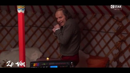 Philippe Katerine effrayé par des poules dans Le Van