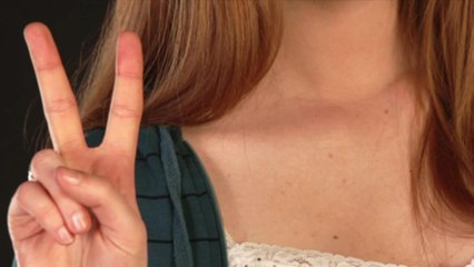 Arnaque : voilà pourquoi il faut arrêter de faire le signe "peace" sur vos photos