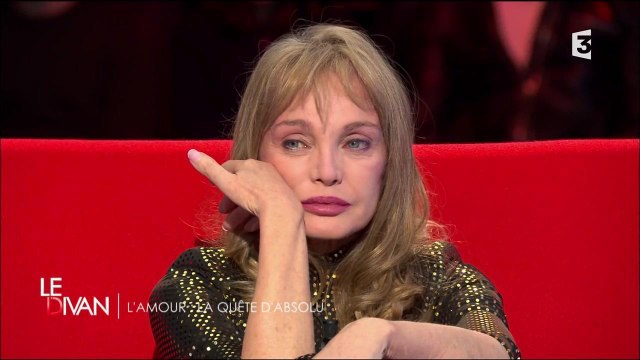 Arielle Dombasle trés émue en revoyant les images de son mariage avec BHL