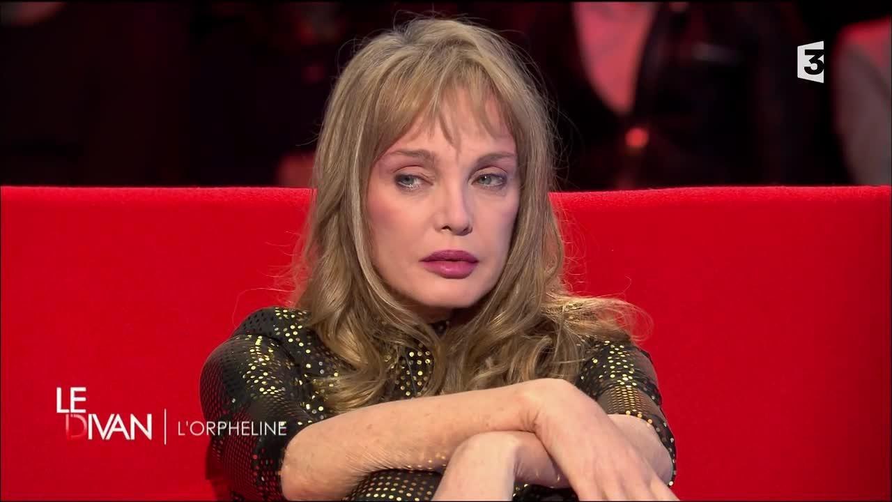 Le Divan : Arielle Dombasle au bord des larmes en évoquant la mort de sa mère