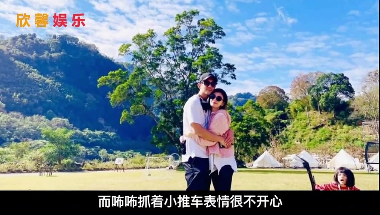 贾静雯罕晒一家五口游玩照！与老公紧拥好甜蜜，三个女儿长相甜美