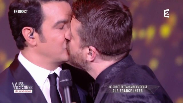 Bruno Guillon embrasse Thomas Thouroude en ouverture des Victoires de la musique !