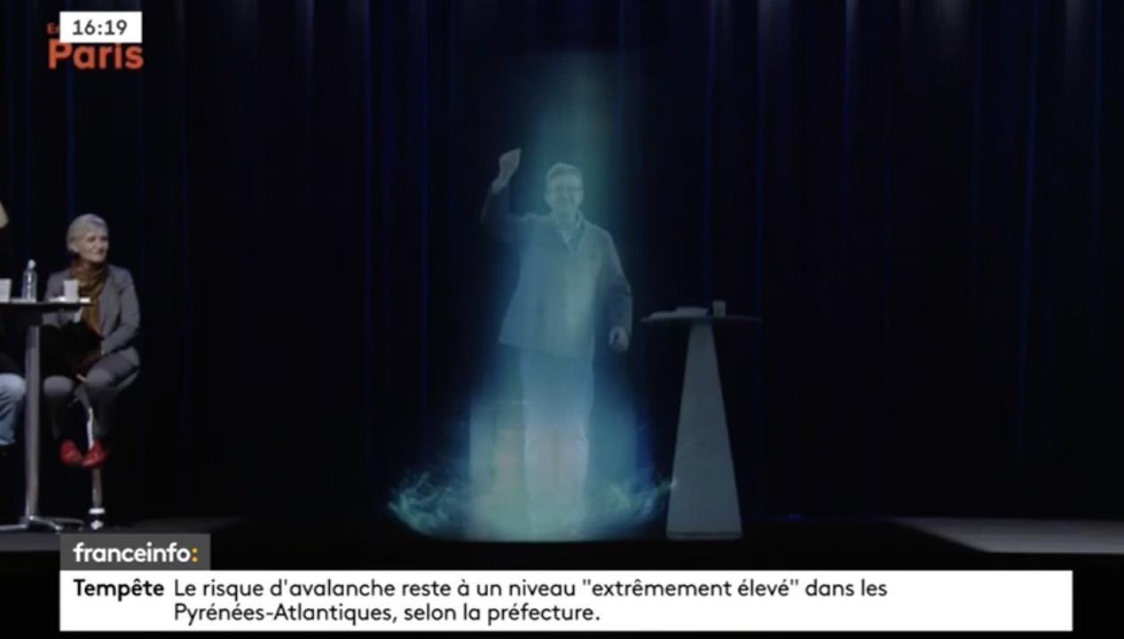 Regardez Jean-Luc Mélenchon apparaître tel un hologramme à son meeting d'Aubervilliers