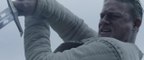 Le Roi Arthur : Jude Law face à Charlie Hunnam dans la nouvelle bande-annonce (VOST)