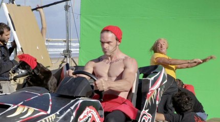 Brice 3 : Jean Dujardin traîné par un quad sur la plage... Voici un extrait making-of exclusif du film
