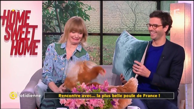 Maya Lauqué effrayée par une poule dans La Quotidienne