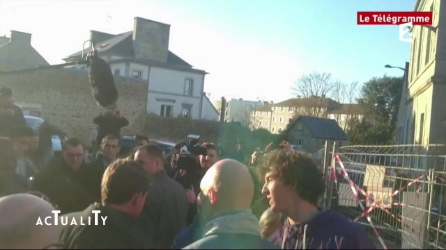 Manuel Valls giflé lors d'un déplacement en Bretagne, un jeune homme interpellé