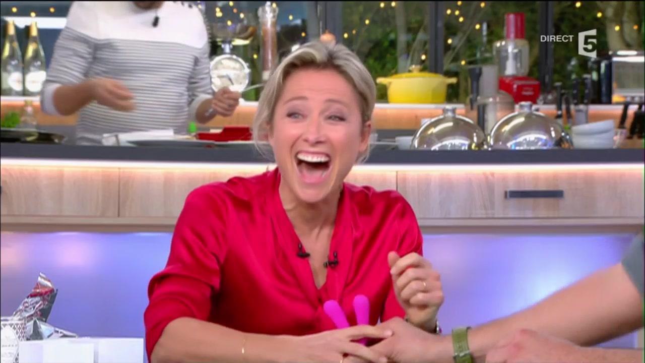 Arnaud Ducret offre un cadeau osé à Anne-Sophie Lapix dans C à vous