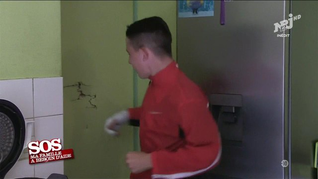 SOS ma famille a besoin d'aide : un ado explose un mur avec ses poings...et sa tête !