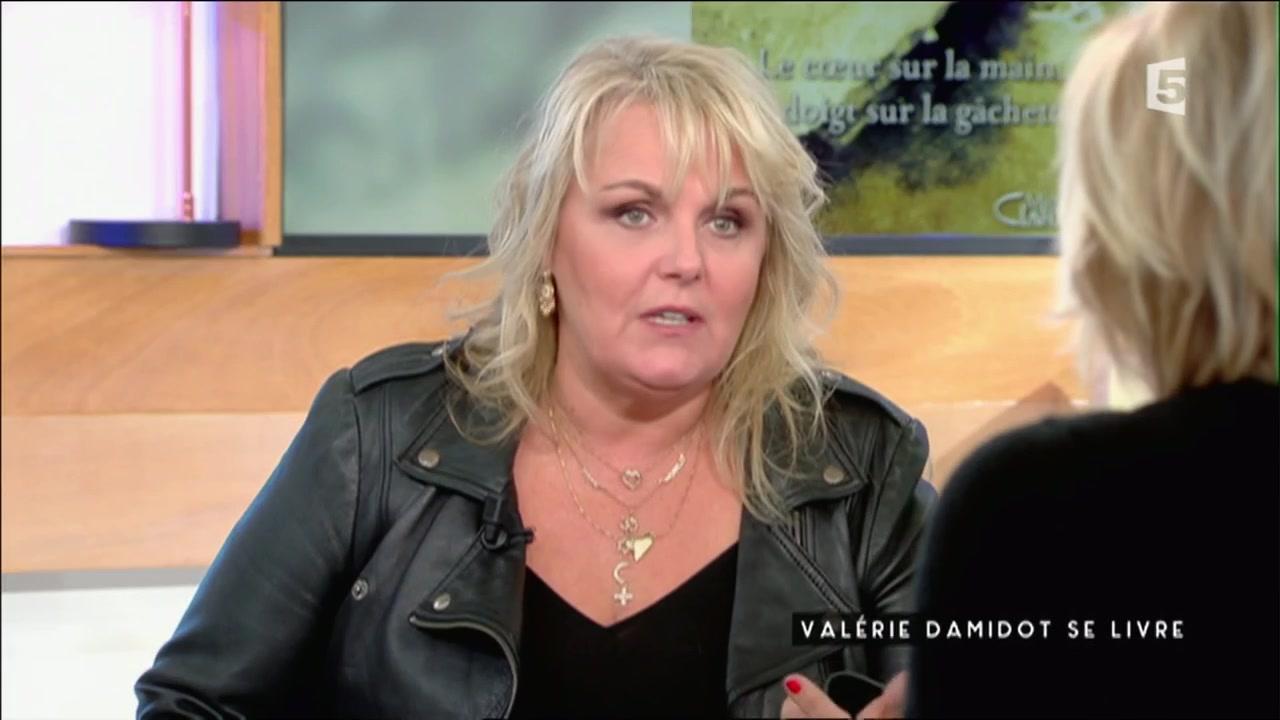 Valérie Damidot s'exprime sur son passé de femme battue dans C à vous  (VIDEO)
