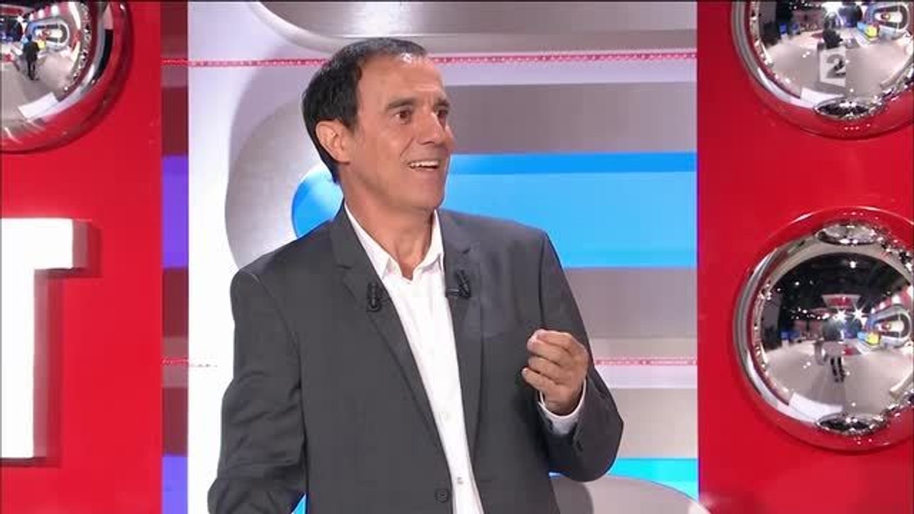 Thierry Beccaro recadré par des candidates dans Motus