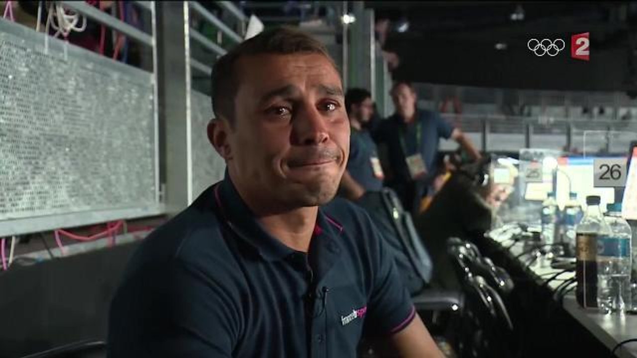 Jeux Olympiques : Les larmes de Brahim Asloum après la défaite du boxeur français Sofiane Oumiha