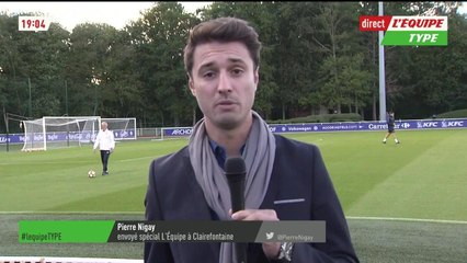 Didier Deschamps tire un ballon sur un journaliste de l'Equipe en plein direct