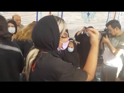 جنازة محمود ياسين | بوسي شلبي تحذر المصورين أثناء دفن جثمان محمود ياسين : كورونا شادة حيلها