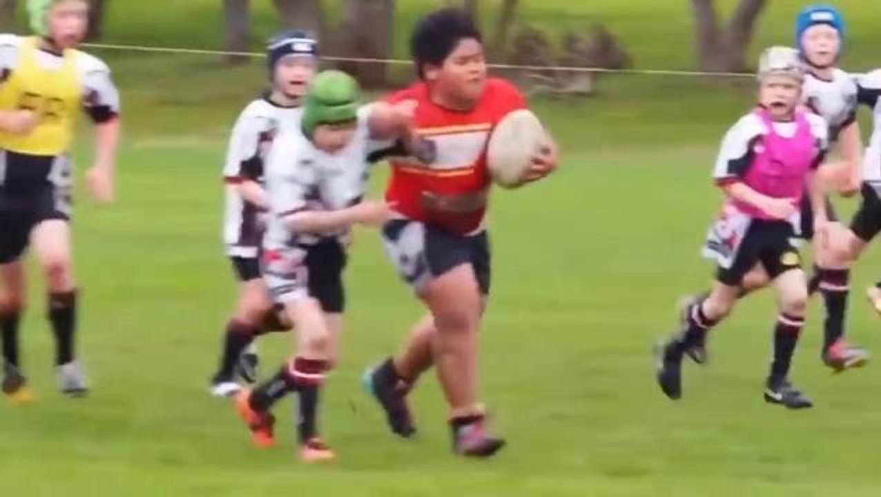 Un jeune prodige néo-zélandais du rugby écrase ses adversaires ! Le Zapping web