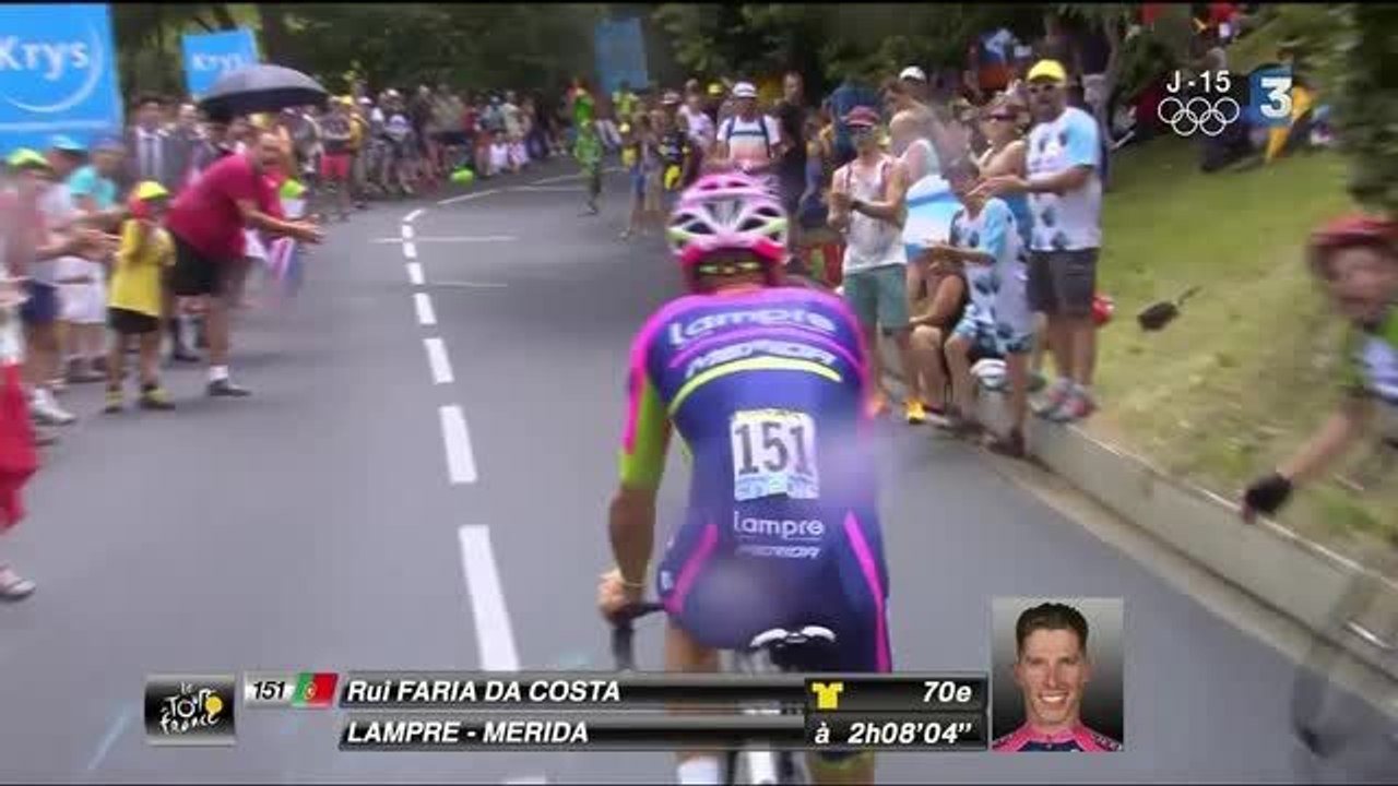 Tour de France. Un coureur chute et passe par dessus les ballustrades