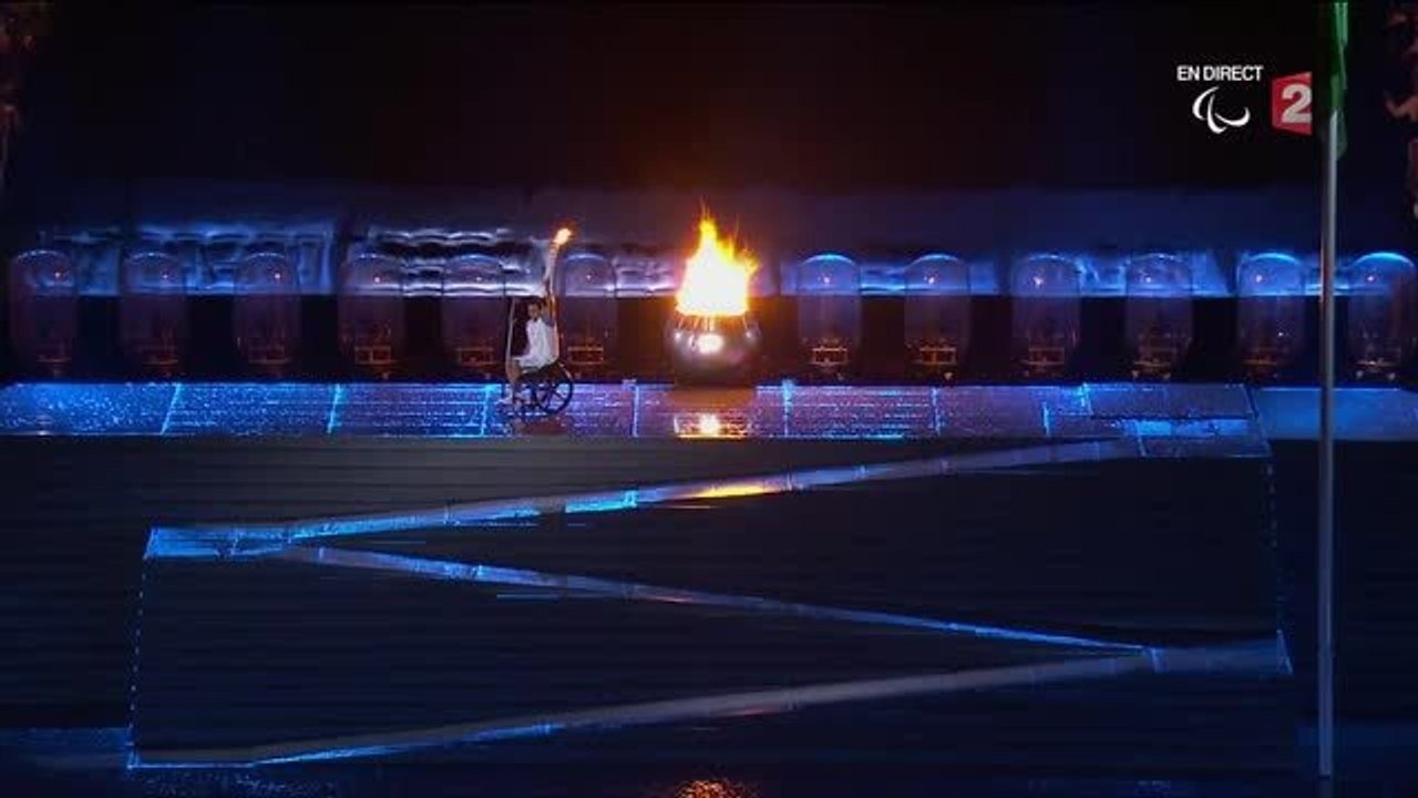 La vasque paralympique est allumée