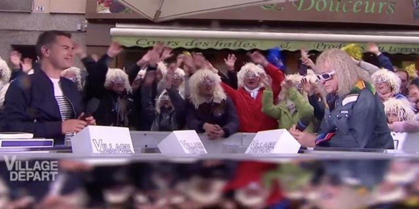 Village départ : le public de Saint-Lô déguisé en Michel Polnareff reprend Marylou avec le chanteur