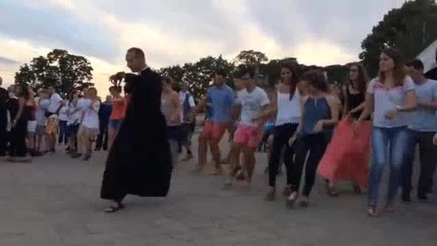 Un prêtre entraîne le public des JMJ dans une danse endiablée
