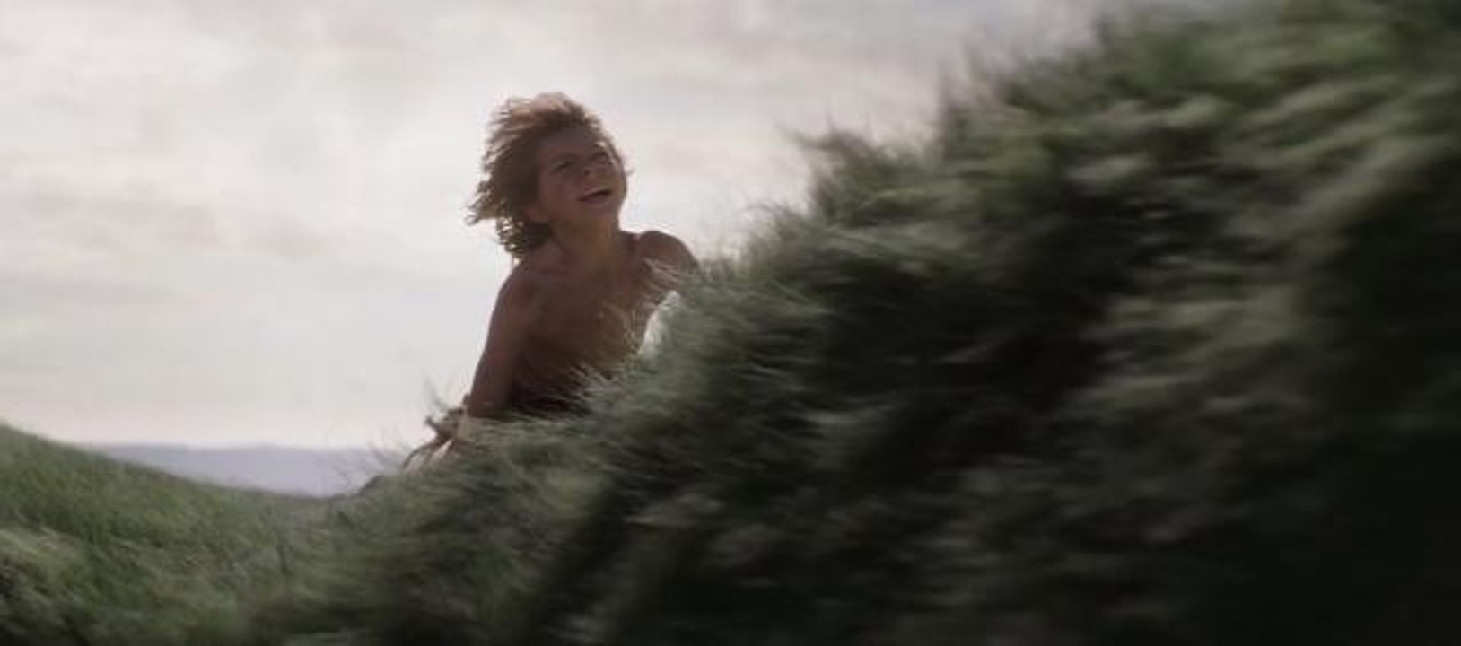 Peter et Elliott le Dragon jouent à cache-cache dans un extrait du film (VIDEO)