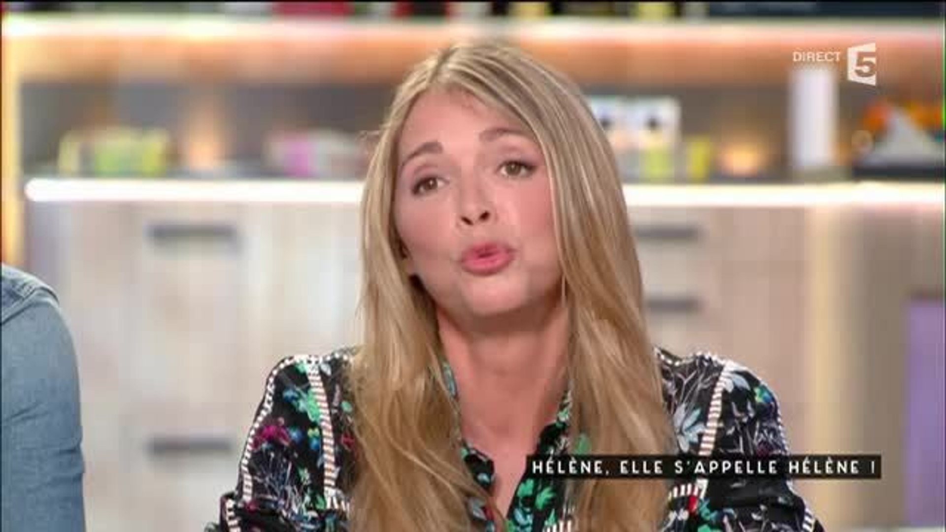 Hélène Rollès parle de ses enfants : "On m'a saoulée pour que je le fasse"  - Vidéo Dailymotion