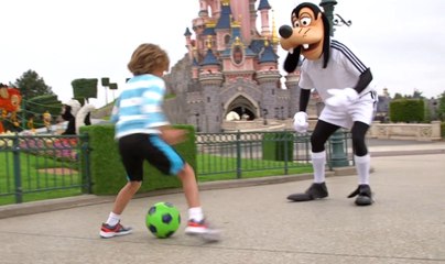 Quand Dingo joue au football... (et il se débrouille pas mal !)