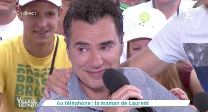 Appelé en direct par sa maman, Laurent Luyat fond en larmes dans Village départ