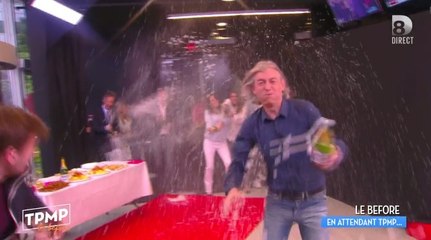 Touche pas à mon poste : les chroniqueurs font péter le champagne, Gilles tombe par terre