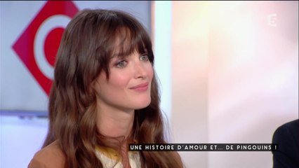 C à vous : Charlotte Le Bon trouve qu'il existe du racisme anti-canadien aux Etats-Unis