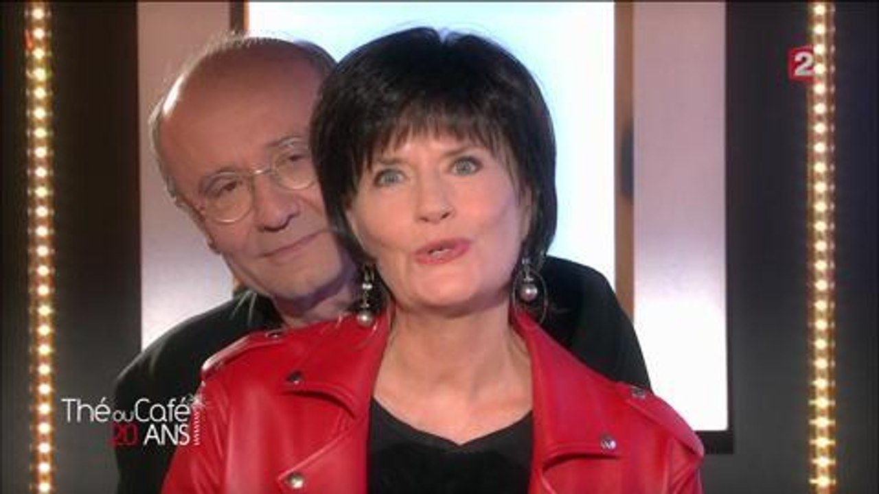 Thé ou café : très coquine, Catherine Ceylac se prête à la séquence du dos-à-dos