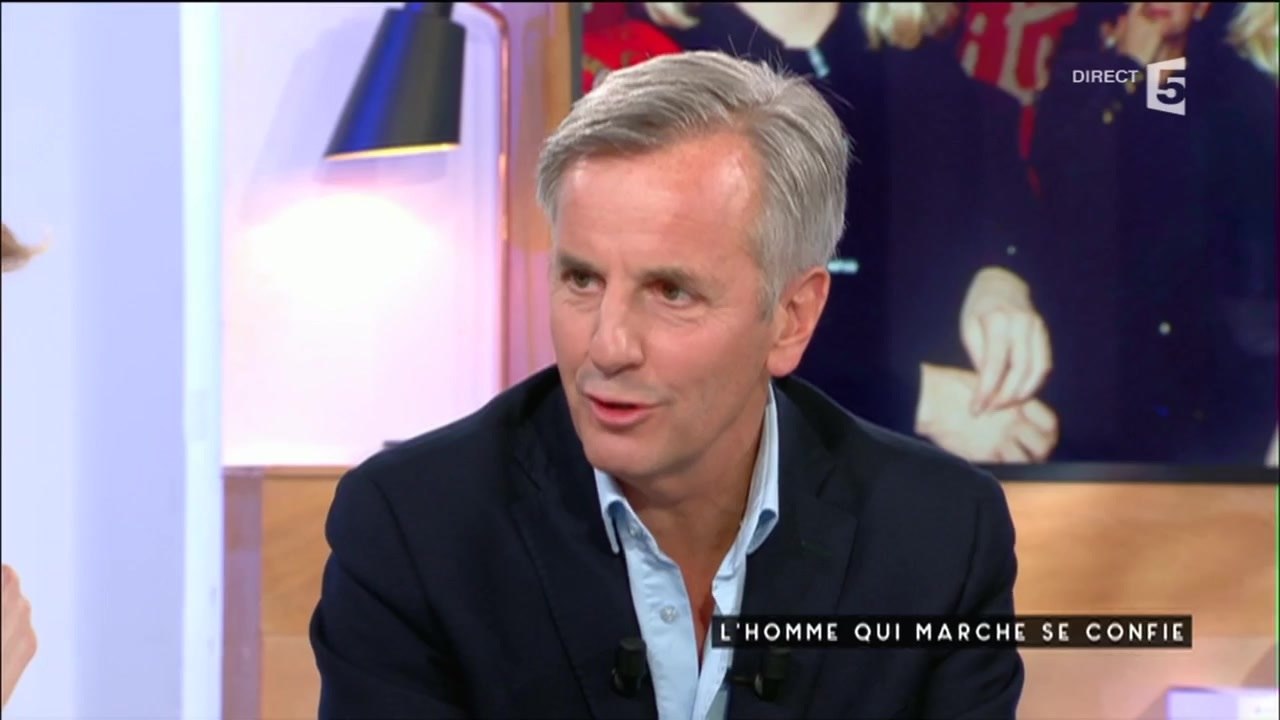 C à vous - Bernard de la Villardière dragué par l'une des filles Le Pen