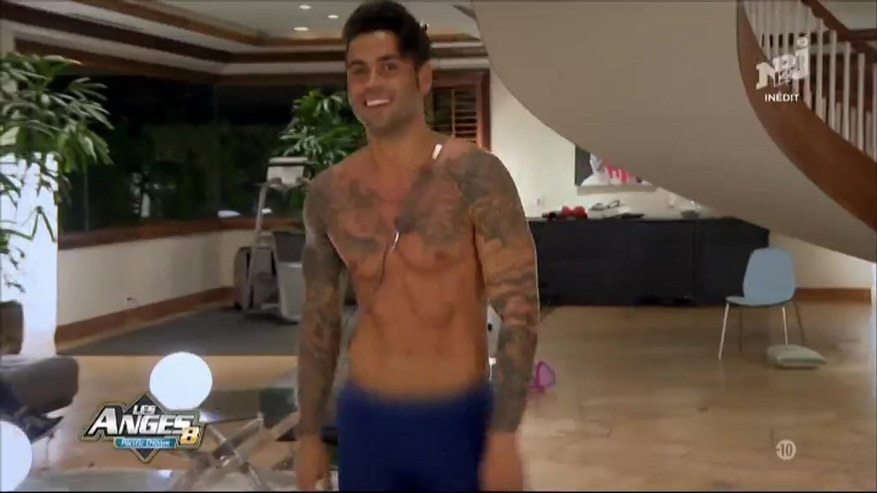 Les Anges 8 - pour l'élection de Mister Anges, les garçons défilent en maillot (ou sans) !