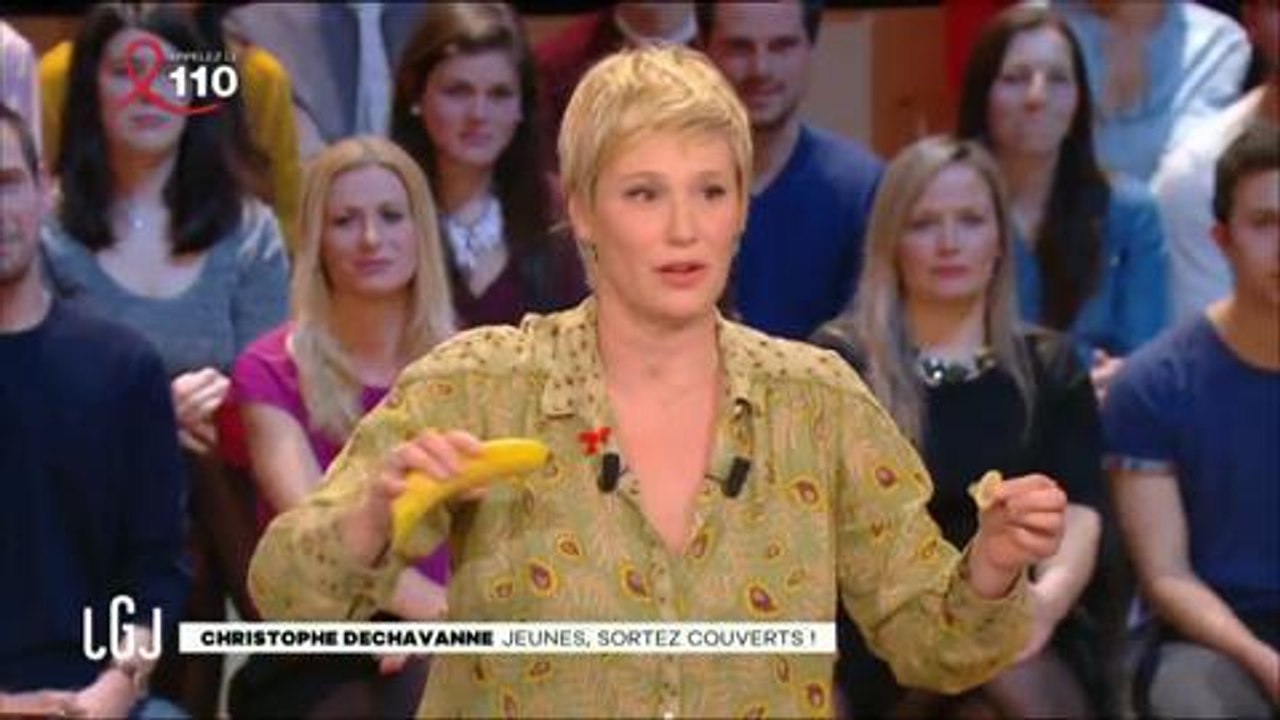 Christophe Dechavanne et Beth Ditto enfilent un préservatif sur une banane
