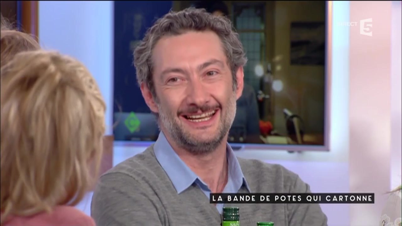 C à vous - Un problème de taille pour le service trois pièces de Vincent Desagnat