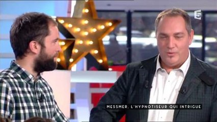 Un journaliste de C à Vous hypnotisé par Messmer